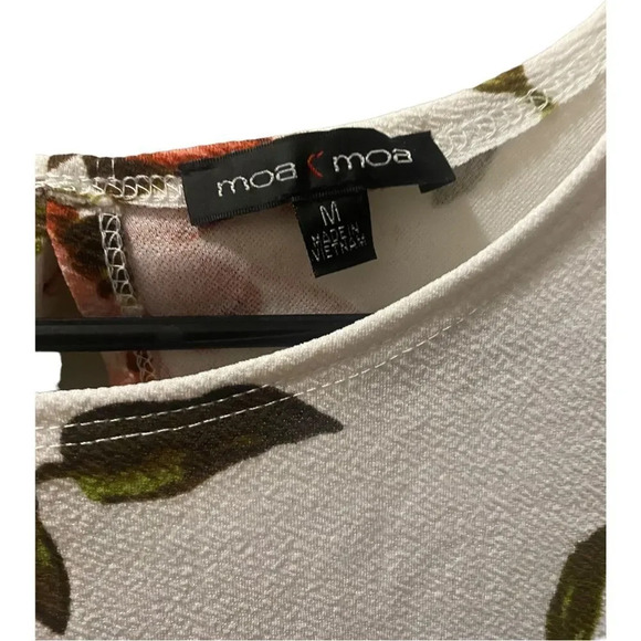 Moa Moa Open back with bows white top with pink flowers - Picture 4 of 4